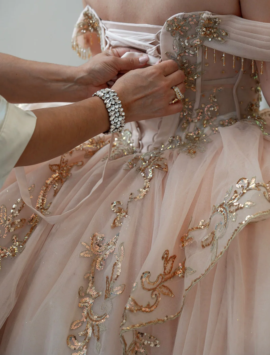 Detalle bordado de vestido de quinceañera