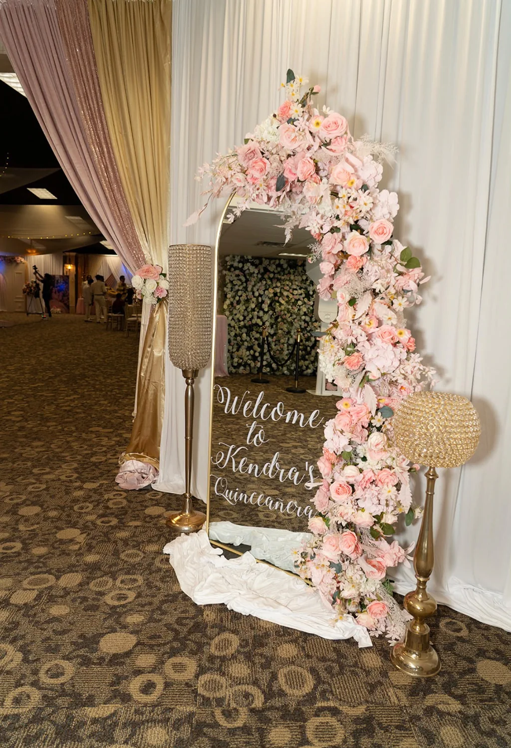 Entrada decorada con flores para celebración