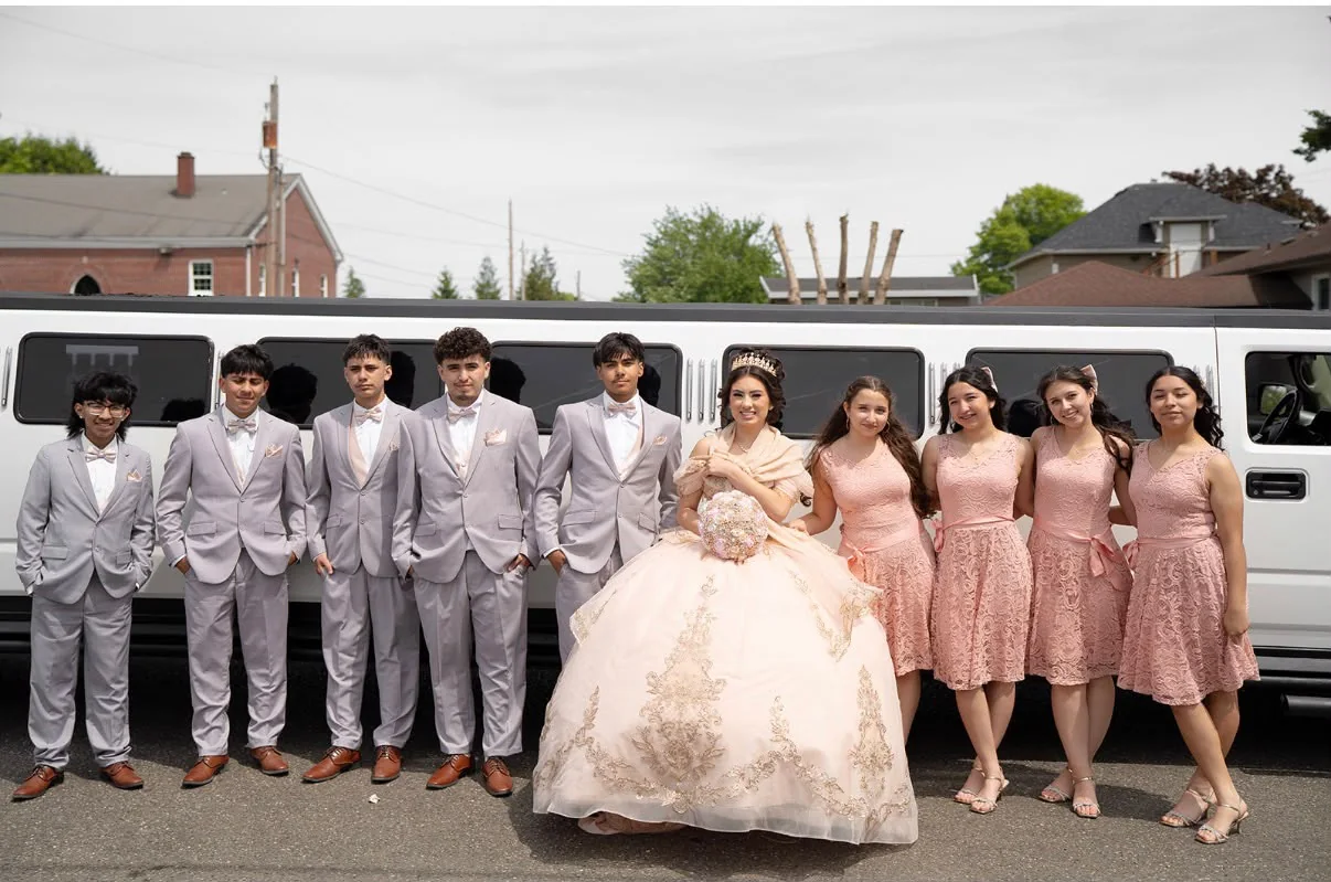 Quinceañera acompañada por sus amigos durante la celebración