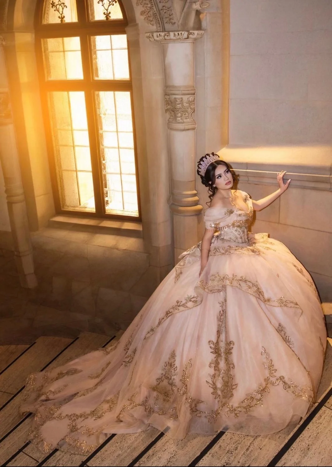 Quinceañera con vestido elegante en escenario arquitectónico iluminado