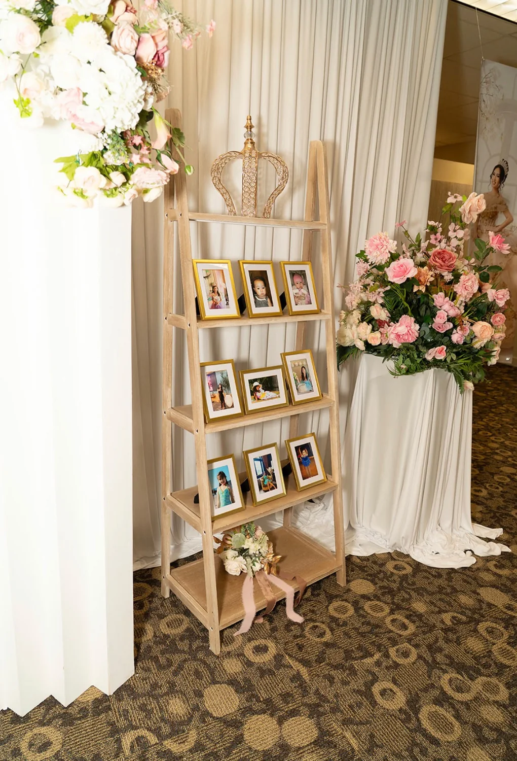 Mesa decorativa con recuerdos y fotografías