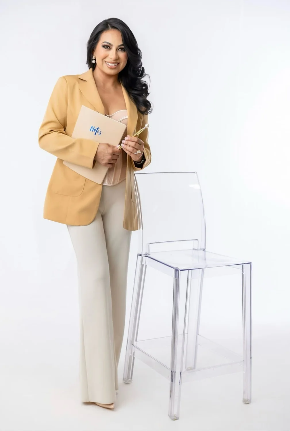 Maribel Valdovinos sosteniendo carpeta de planeación de eventos
